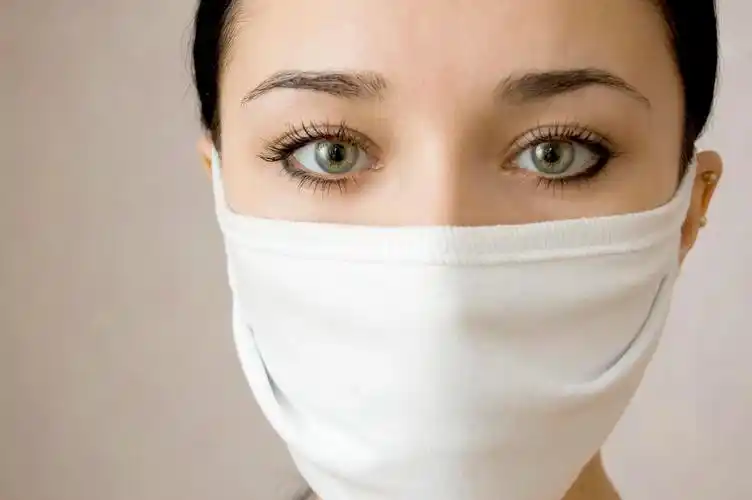 美丽的护士戴着口罩露出一双大眼睛