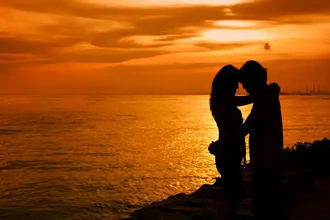 情侣逆光照片高清摄影图片海边黄昏夕阳自然美景恋人情人情侣浪漫唯美