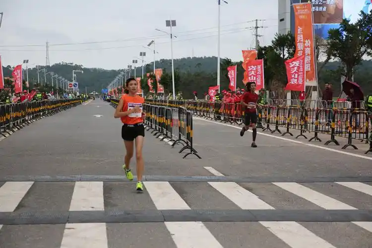 2017中国-东盟国际马拉松19日在雨中开跑