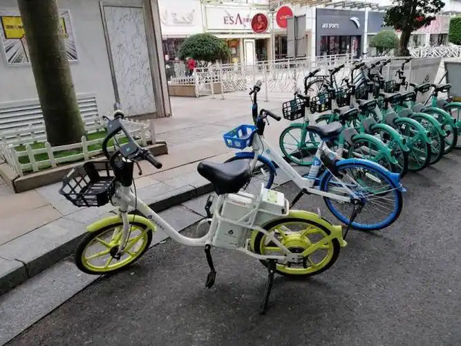 南宁青秀万达门前,71辆无牌共享电动车被拖走!