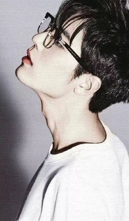 肖战的喉结合集:上下滚动的喉结会说话,简直荷尔蒙爆棚_高挺_鼻梁