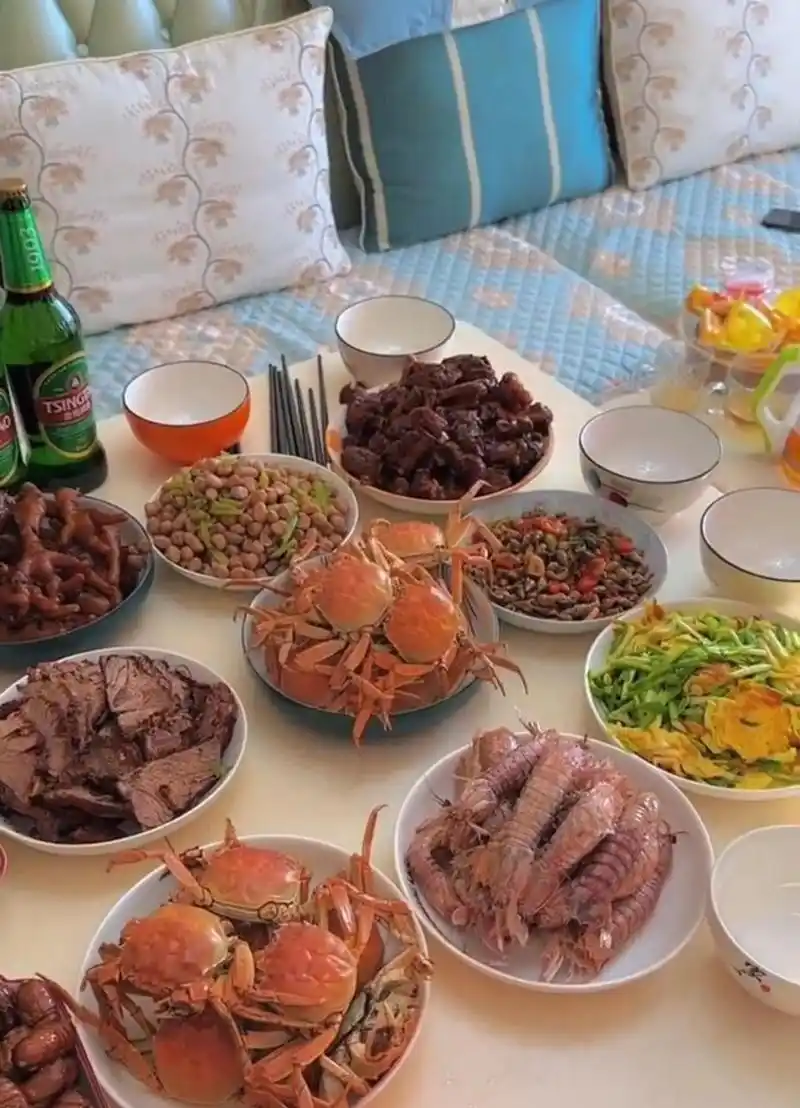 哥们请我到家里喝酒,这是要把我灌醉啊