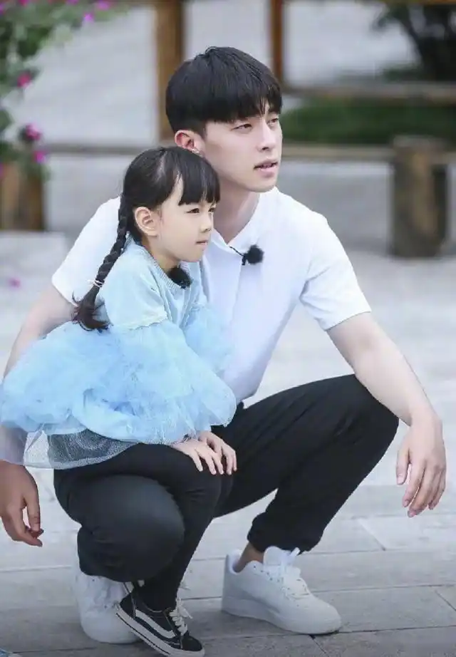 邓伦以后一定是个女儿控,他的腿就是小山竹的板凳,这个男孩子实在太暖