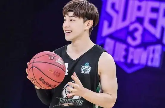 邓伦高中旧照曝光穿粉色校服略显青涩一看就是校草的模样