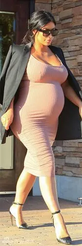 卡戴珊孕肚浑圆似将生产 坎耶亲自护驾