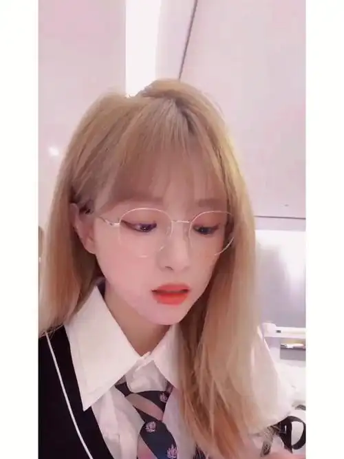 天凉好个秋秋日元气制服出游孔肖吟