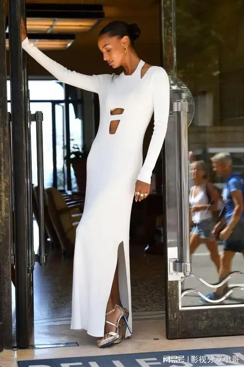 维密超模jasminetookes礼服中间挖洞展露肚脐新颖别致