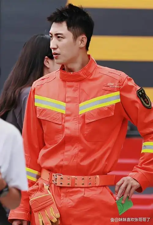黄景瑜是一位备受关注的男演员,他在拍摄《他从火光中走来》时的表现