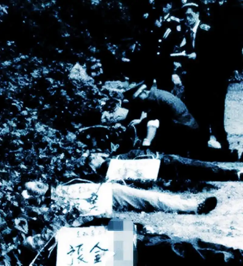 80年代枪毙罪犯现场,一群被判死刑的罪犯被集体处决,人数好像接近一百