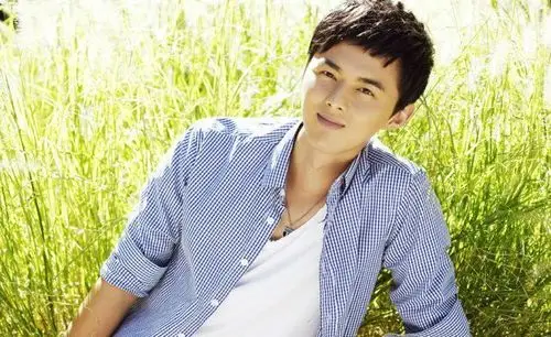 他19岁出道,是蒋欣的前男友因娘娘腔而走红,如今34岁成这样