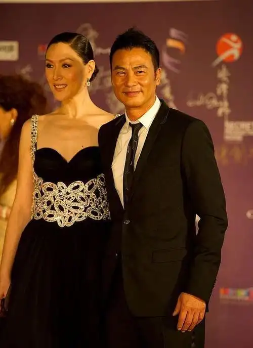 任达华奥地利老婆真没娶错穿黑纱裙高贵精致54岁仍有超模身材