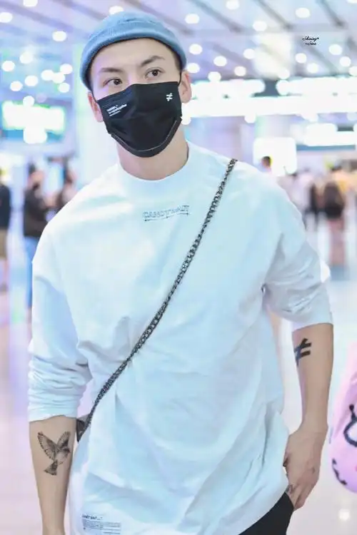 陈伟霆晒机场饭拍##陈伟霆晒站姐拍的机场照