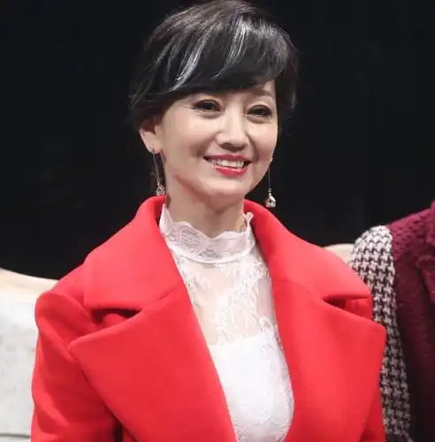 46岁郑秀文脸已经僵得没法看64岁赵雅芝满眼皱纹却美得优雅