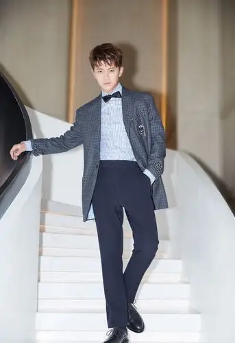 该给造型师加鸡腿了,任嘉伦穿彩色毛衣配背带裤,嫩回18岁少年