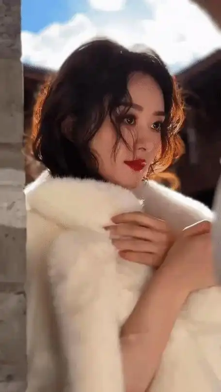 赵丽颖最新随拍,蛋卷发型,半撑在桌上低头拨弄手机……__财经头条