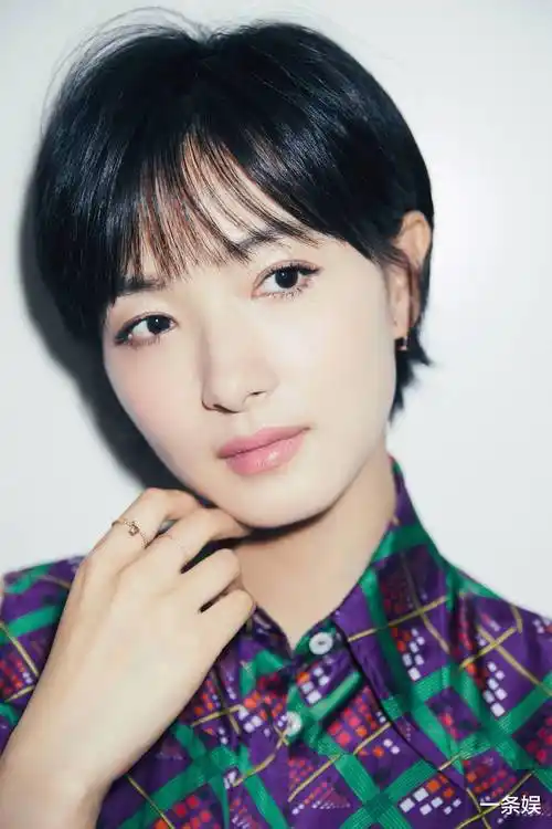 万茜透露上学没人追,当看其校服照,网友:谁敢追呢!