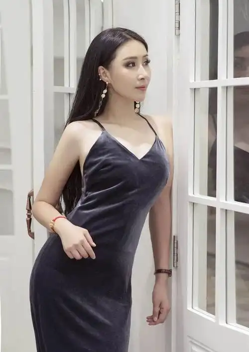 90后美女演员林予熙最新街拍