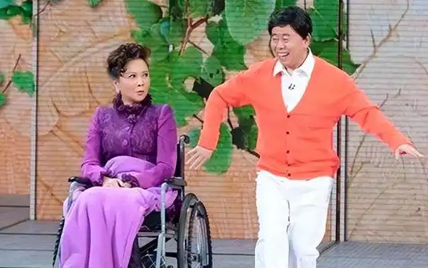 那么,蔡明的儿子是谁,为何会如此低调?他的品行如何,又从事什么工作?