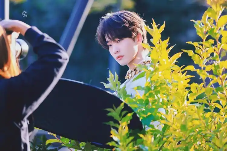 连淮伟ok精彩红毯饭拍白色衬衫搭配金色宽项链贵气又不刻板