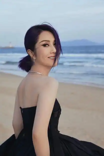 杨千嬅穿抹胸礼服扎低马尾慵懒随性