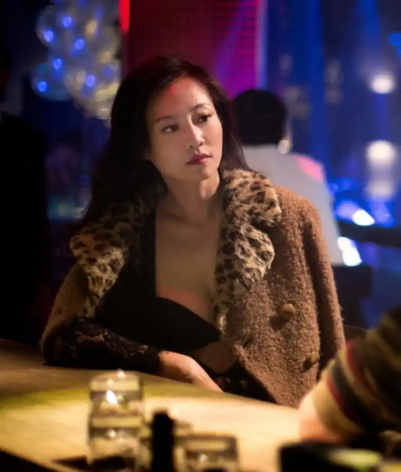 演员谭卓在电影《我不是药神》中饰演患病女孩的单亲妈妈,为了给女儿