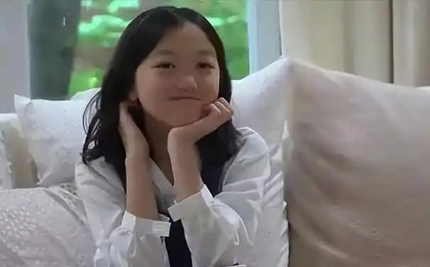 18岁李嫣现状曝光嘴唇疤痕全消失身穿吊带气场强大特像王菲