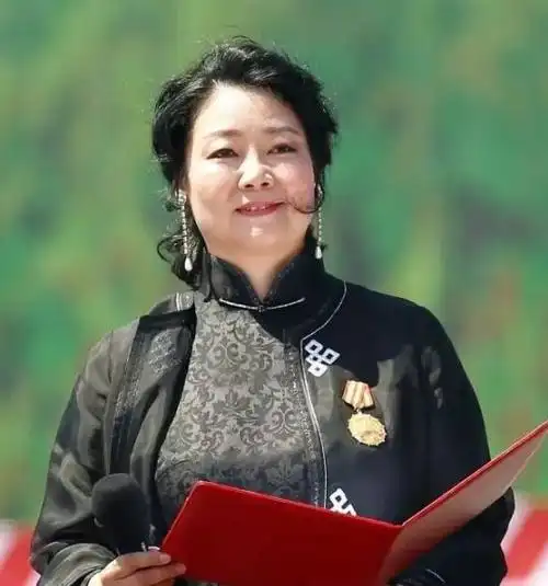 那段时间她成了一名"啃夫"6年的家庭主妇,往日的自信也在空无一人的