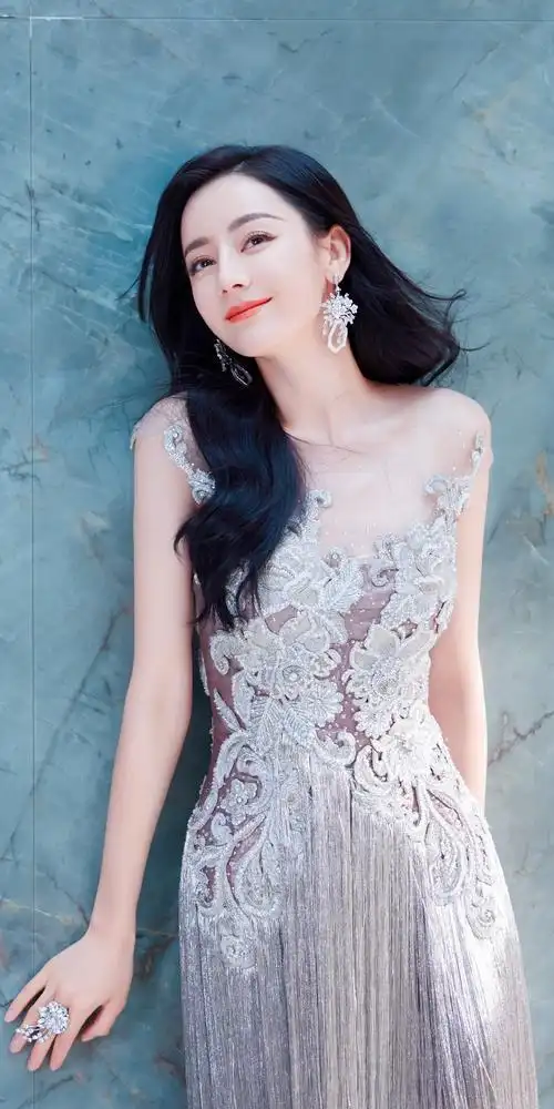 迪丽热巴高清写真壁纸:魅力纱裙百变风格,尽显秋日浪漫气息