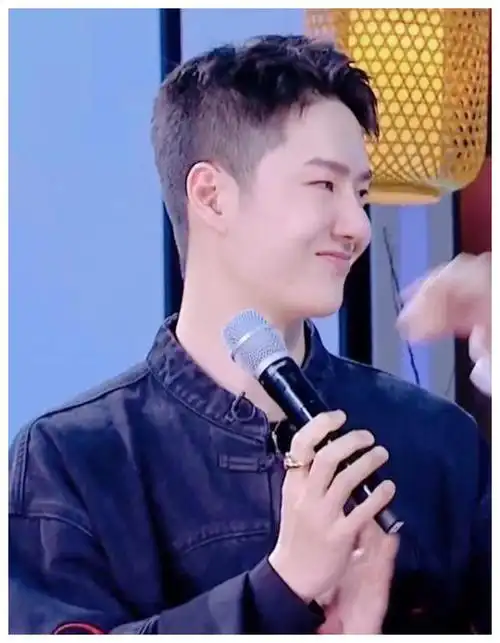 王一博理寸头录节目坚持不戴假发笑得太开心像小孩子