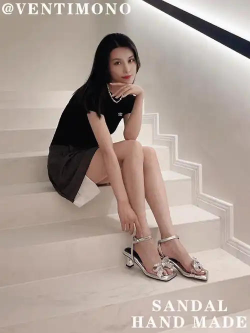 女明星也爱的银色凉鞋一起解放双脚吧