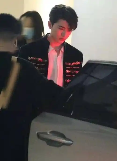 蔡徐坤《奔跑吧》上班路透曝光,宫廷风西装搭配精致项链,太贵气了