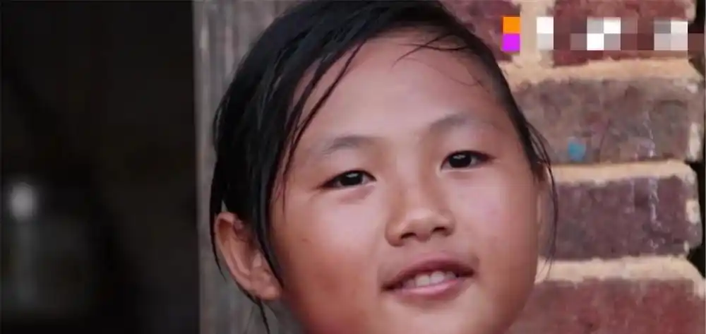 11岁姐姐独自照顾4个弟妹洗衣做饭喂奶粉最小的弟弟才2个月大