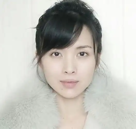 靳东妻子,年轻的时候很有艺术感,年纪大了看起来还是很有魅力的