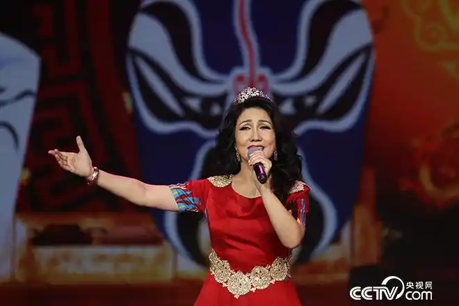 歌唱家古再力努尔演唱京歌《故乡是北京》