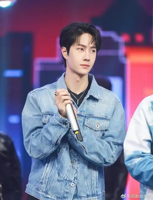 王一博《天天向上》写真大片,硬挺黑色时装 皮革腰带,酷盖本盖