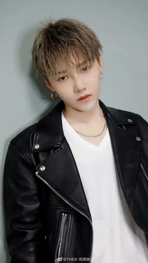 短发平胸的刘雨昕代言内衣,不行?