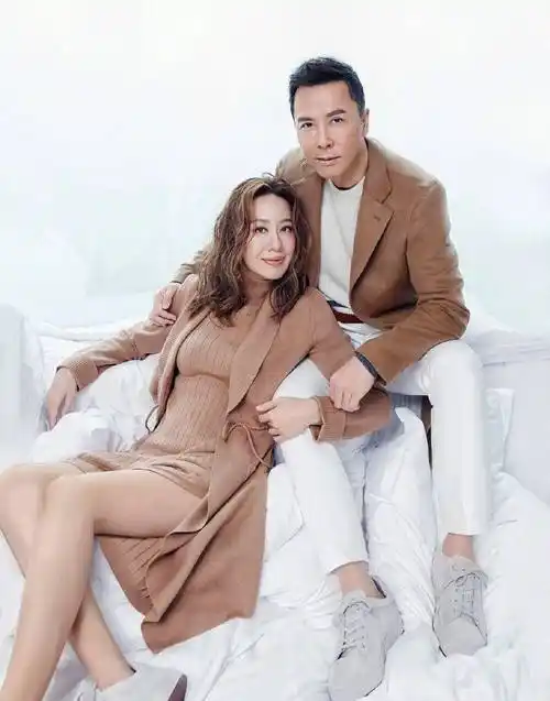 原创57岁甄子丹这身材太赞了和妻子大片甜蜜幸福时尚气质也很好