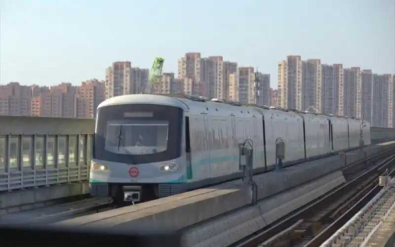 上海地铁16号线大站车罗山路至新场区间侧方展望运行