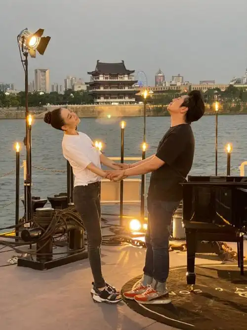 吉娜中秋节晒夫妻合照秀恩爱,与郎朗江边牵手超浪漫,望夫眼甜齁