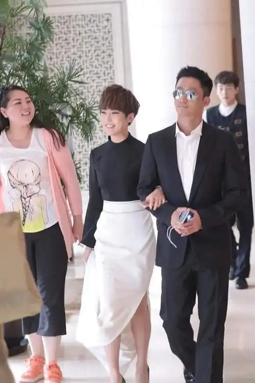 谢楠在吴京身边真挺温柔的虽然穿的服装很妩媚但却低调不少