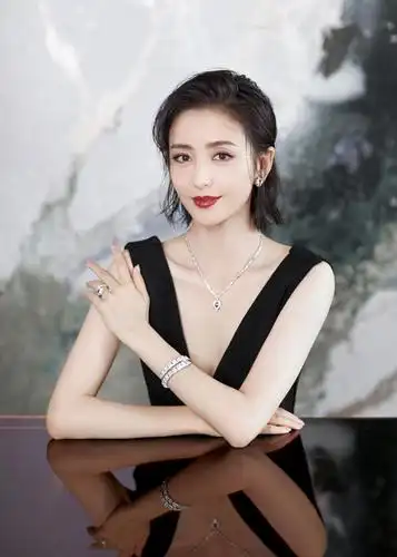 佟丽娅身穿一袭黑色深v礼裙出席活动,显得高贵优雅,时髦又减龄