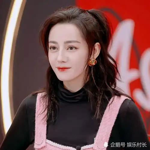 迪丽热巴穿粉色背带裤直播,抱猫咪姿势像抱小孩,模仿经典表情包呆萌