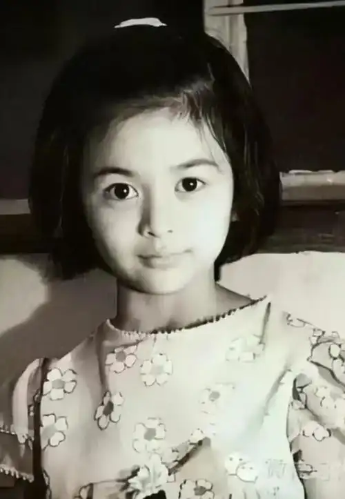 黎姿也是美得不像话,我可太喜欢她的颜了,很明艳的感觉,两个梨涡笑