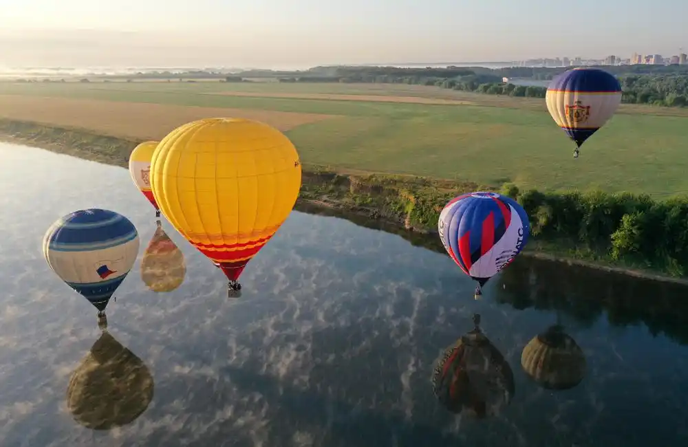 当地时间2021年7月26日,俄罗斯,俄罗斯天空热气球节开幕,大量热气球
