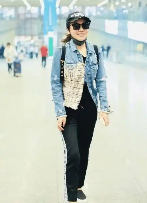 原创闫妮素颜模样太真实离开滤镜也一般气色看着不太好