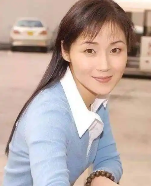 原创甄子丹单膝下跪求婚最美女星万绮雯离开娱乐圈的原因令人惋惜