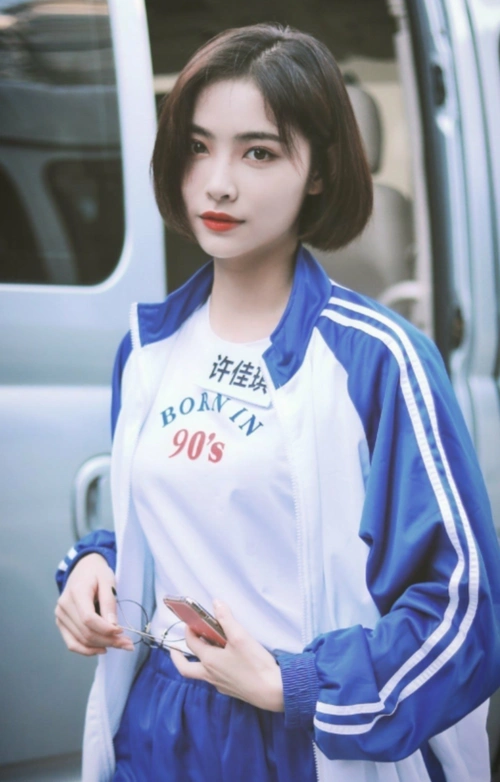 说到许佳琪大家都不陌生的了,她是组合snh48的成员之一,在组合中出道