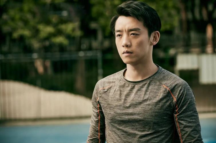 郑恺新电影首映礼,苗苗现场含泪表白老公,与海报合影花式秀恩爱