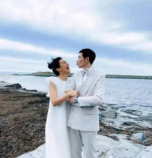 萧敬腾在社交媒体上发布了他和林有慧的结婚照,两人穿着简洁的白色系