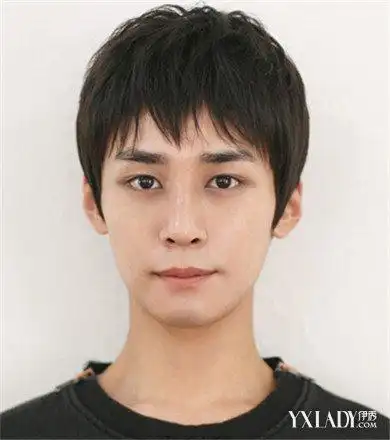 碎发的男生齐刘海发型,搭配蓬松的帅气短发设计,再加上乌黑的健康